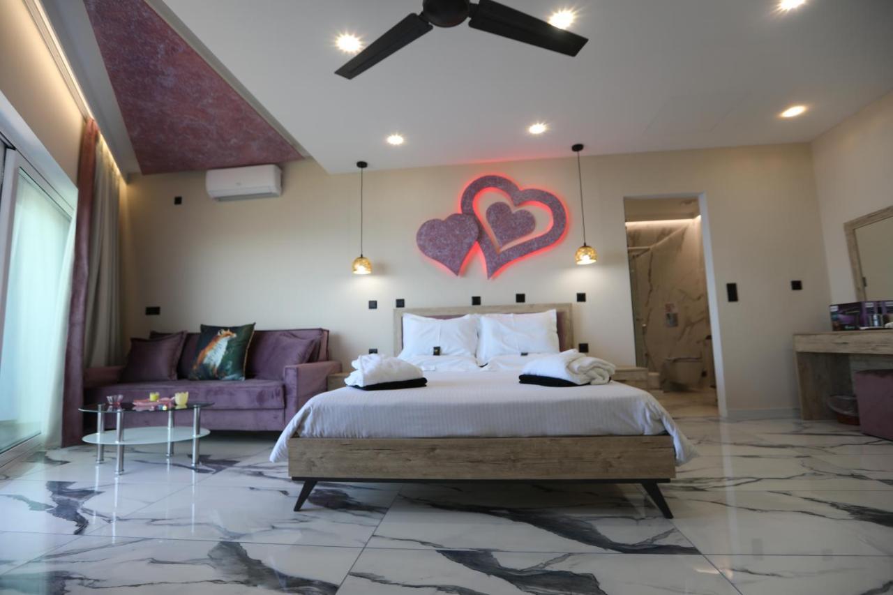 Golden Fox Studios And Suites Lákones المظهر الخارجي الصورة