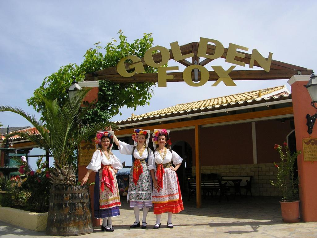Golden Fox Studios And Suites Lákones المظهر الخارجي الصورة