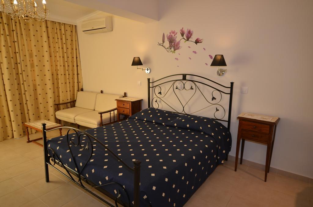 Golden Fox Studios And Suites Lákones المظهر الخارجي الصورة