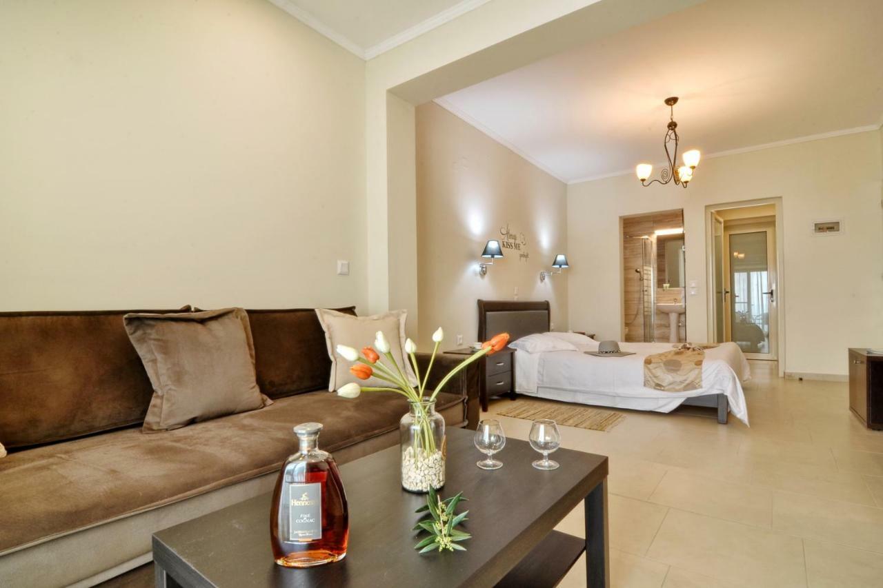 Golden Fox Studios And Suites Lákones المظهر الخارجي الصورة