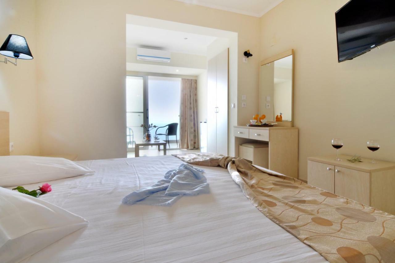 Golden Fox Studios And Suites Lákones المظهر الخارجي الصورة