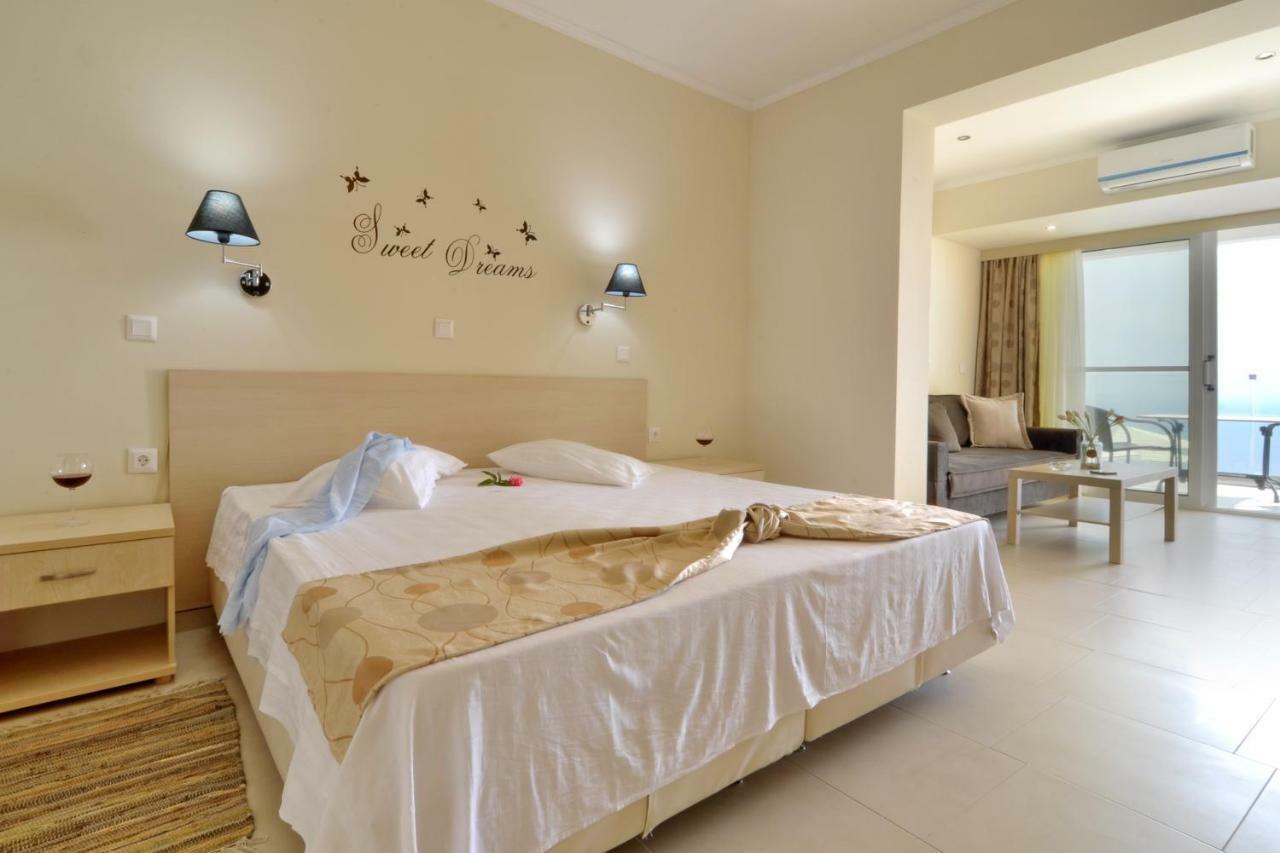 Golden Fox Studios And Suites Lákones المظهر الخارجي الصورة