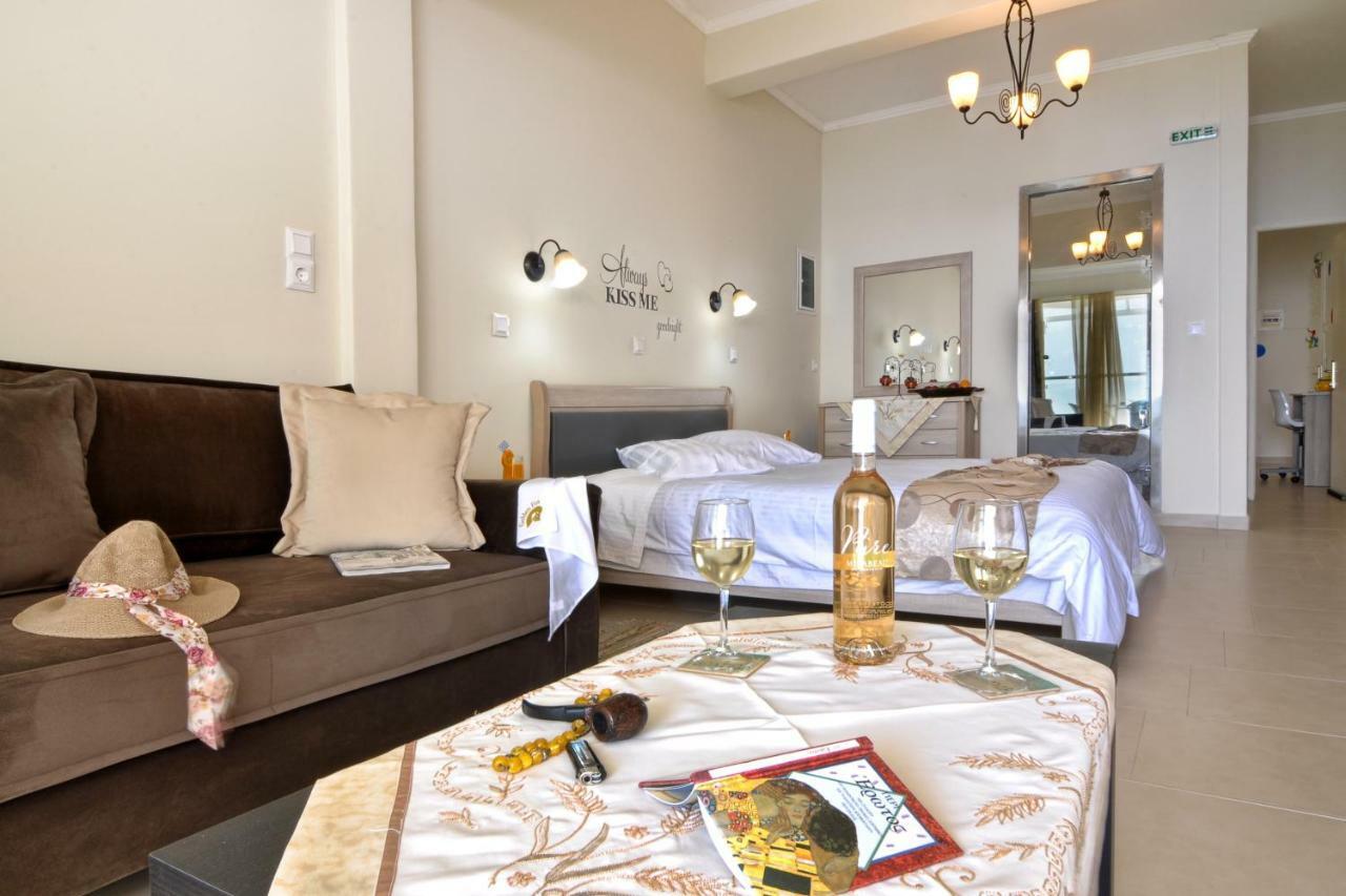 Golden Fox Studios And Suites Lákones المظهر الخارجي الصورة