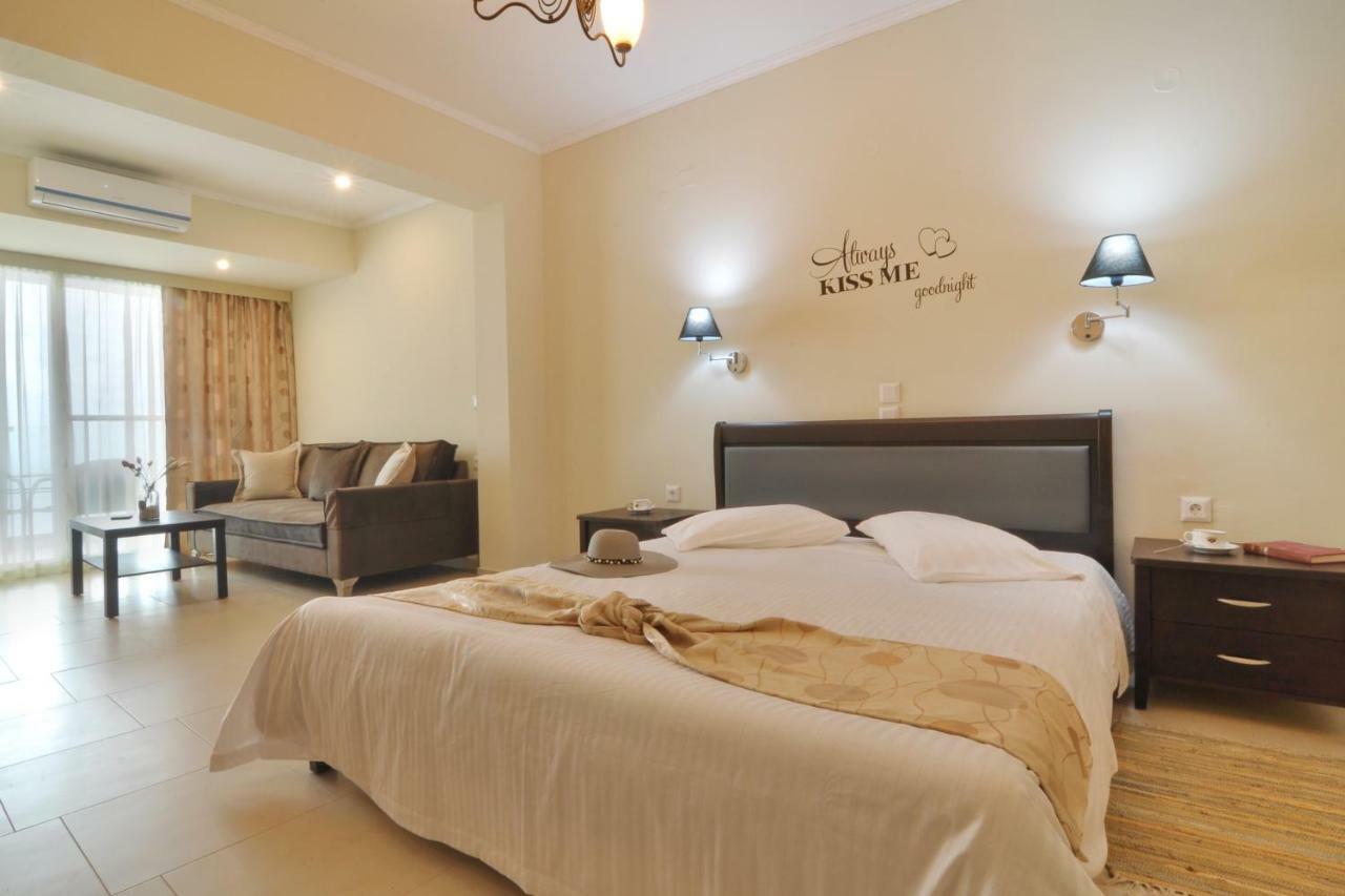 Golden Fox Studios And Suites Lákones المظهر الخارجي الصورة