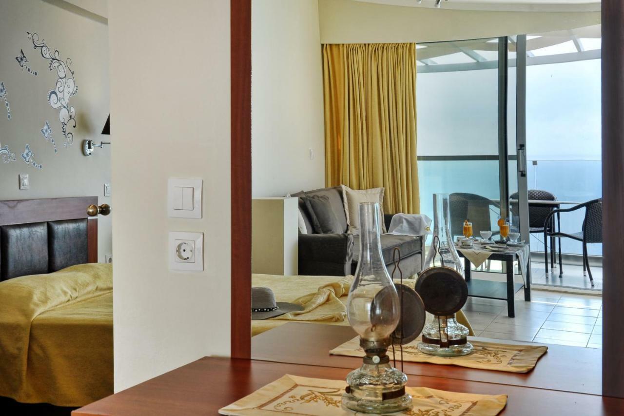 Golden Fox Studios And Suites Lákones المظهر الخارجي الصورة