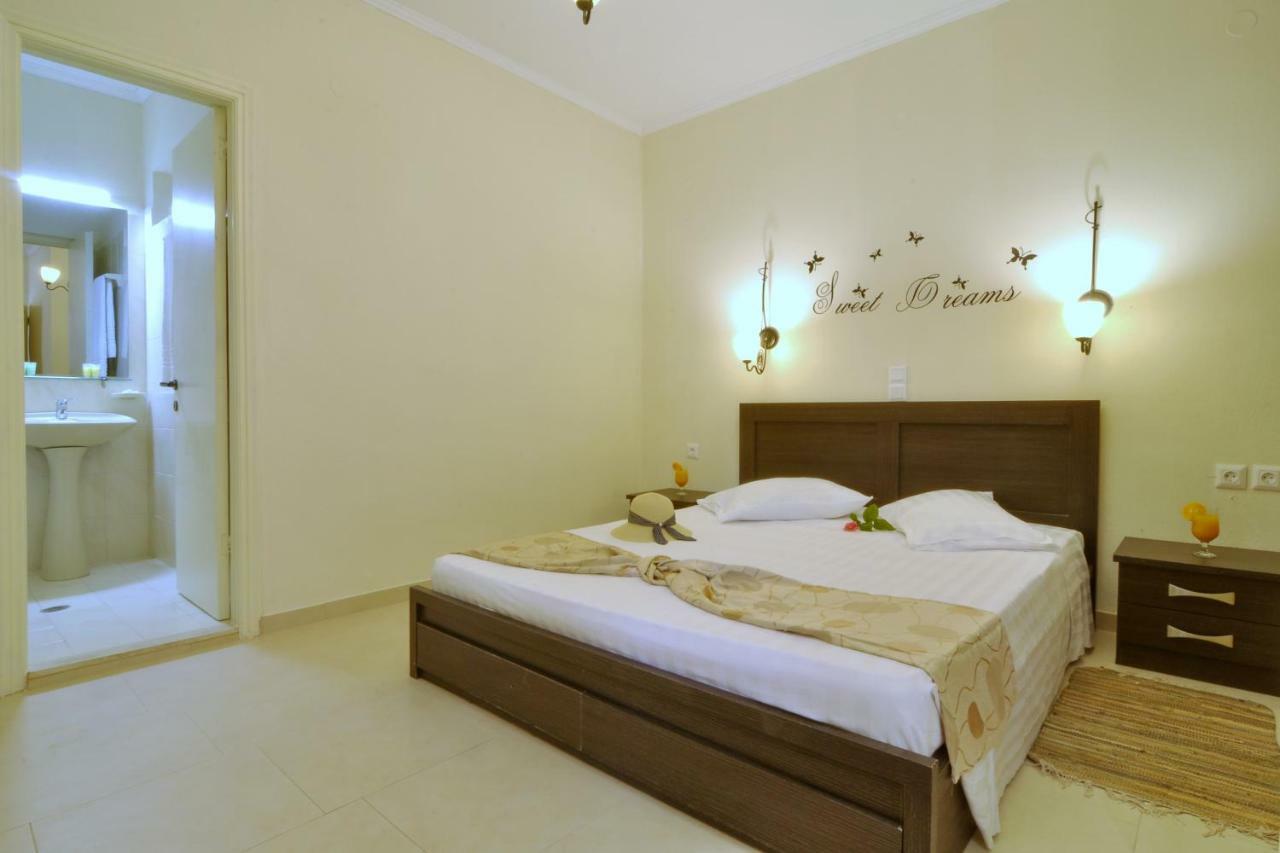 Golden Fox Studios And Suites Lákones المظهر الخارجي الصورة